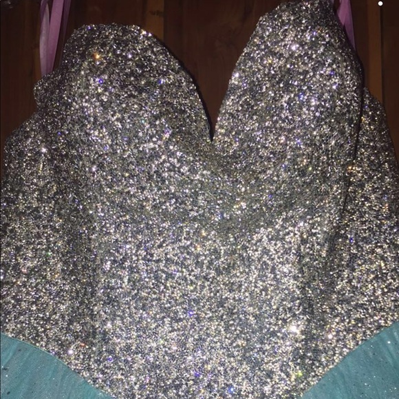 ••PROM DRESS•• - Picture 2 of 6